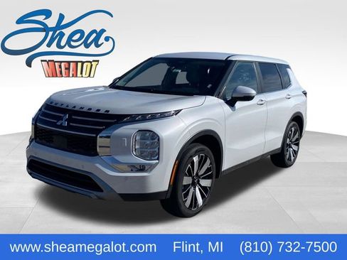 Used 2025 Mitsubishi Outlander SE image 1