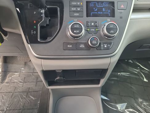 Used 2020 Toyota Sienna LE image 25