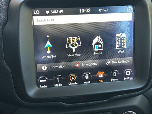 Used 2018 Jeep Renegade Altitude w/ UConnect 8.4 Nav Group AWD/4WD image 19
