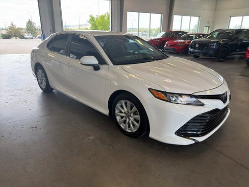 Used 2018 Toyota Camry LE FWD image 7