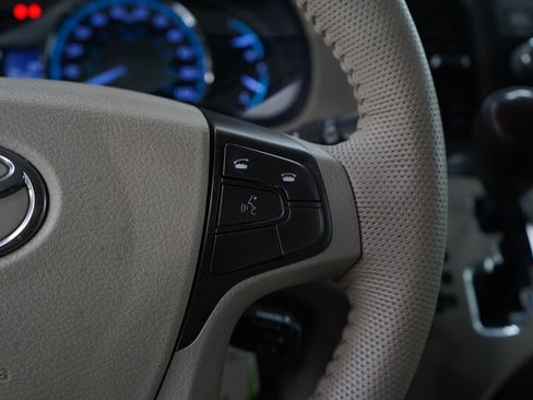 Used 2012 Toyota Sienna XLE image 18