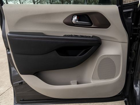 Used 2019 Chrysler Pacifica Touring-L Plus w/ Advanced Safetytec Group image 37