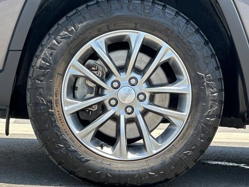 Used 2020 Jeep Cherokee Latitude Plus w/ Comfort/Convenience Group AWD/4WD image 25