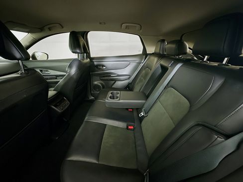 Used 2023 Nissan Ariya AWD image 28