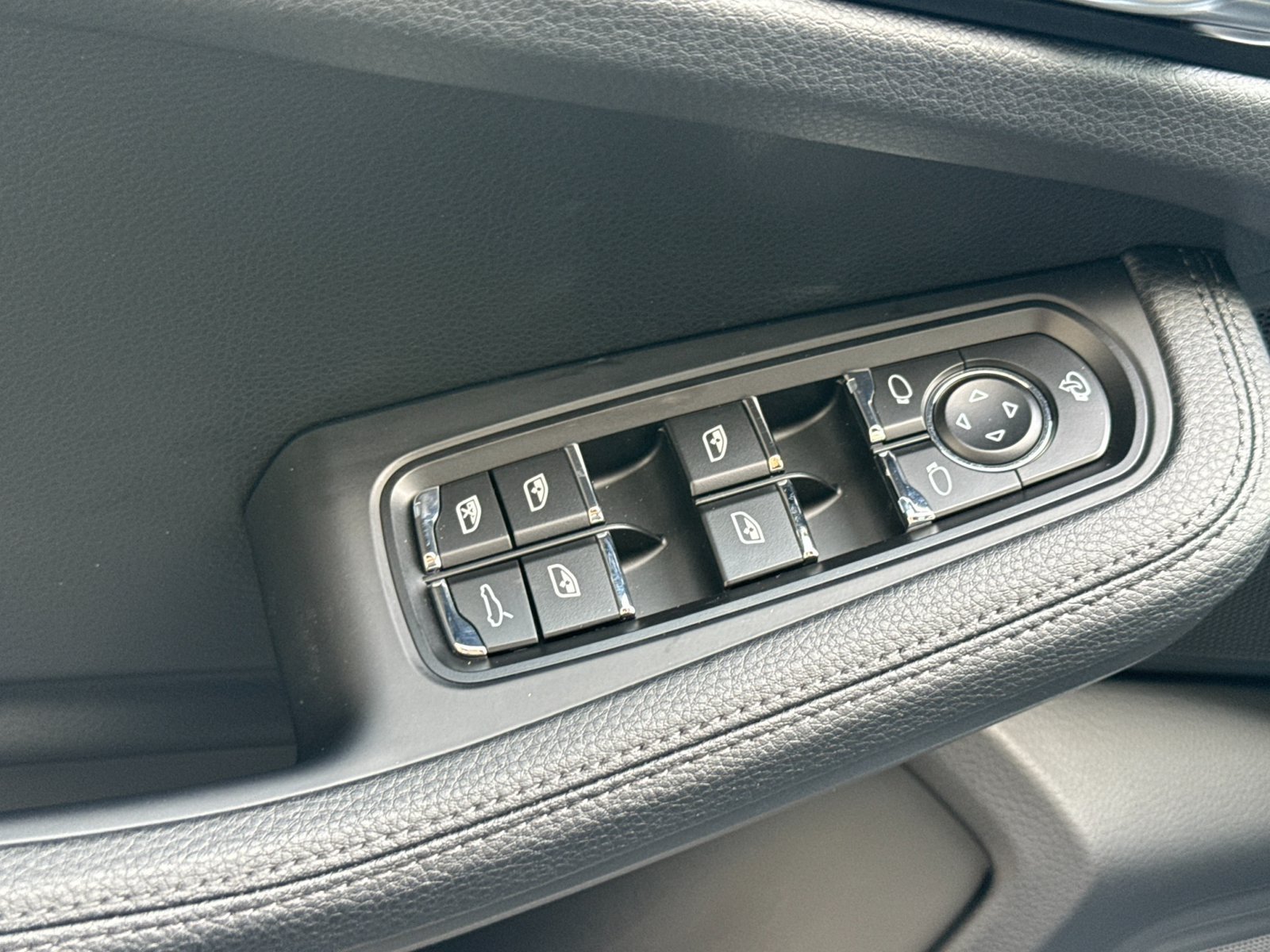 Certified 2026 Porsche Macan AWD/4WD image 13