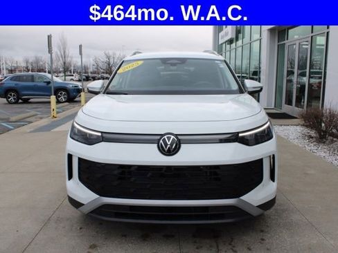 Used 2025 Volkswagen Tiguan SE AWD/4WD image 2