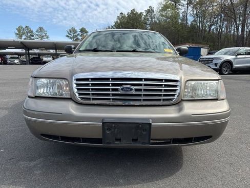 Used 2003 Ford Crown Victoria image 8