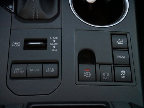 Certified 2024 Toyota Highlander XLE image 25