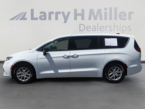 Used 2024 Chrysler Pacifica Touring-L FWD image 2