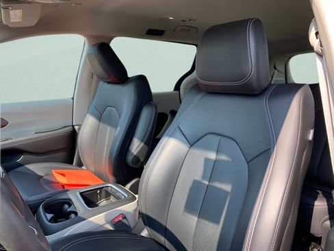 Used 2024 Chrysler Pacifica Limited FWD image 16