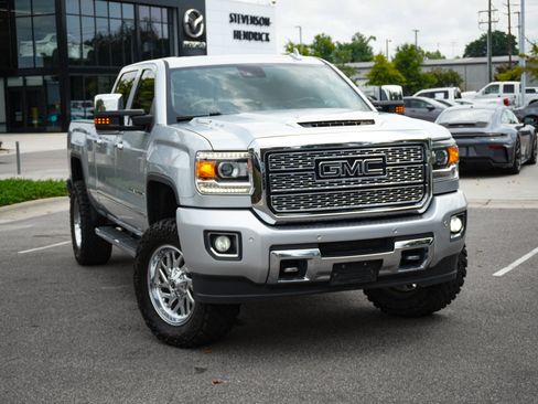 Used 2019 GMC Sierra 2500 Denali w/ Duramax Plus Package AWD/4WD image 3