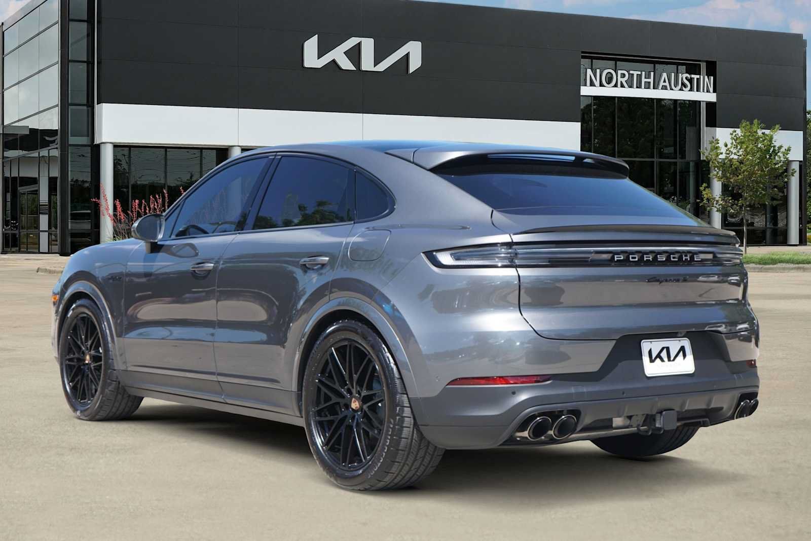 Used 2025 Porsche Cayenne S AWD/4WD image 4