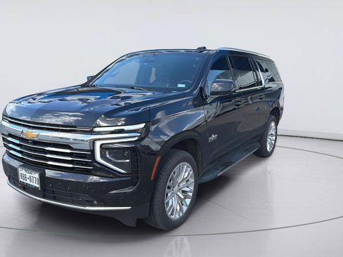 Used 2025 Chevrolet Suburban LT w/ Comfort Package RWD image 1