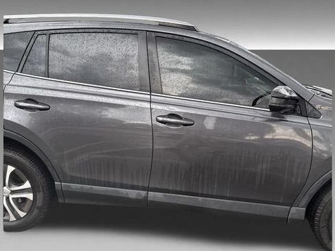 Used 2018 Toyota RAV4 LE FWD image 5