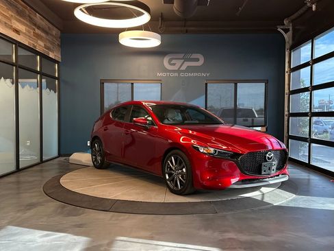 Used 2019 MAZDA MAZDA3 Hatchback w/ Preferred Package FWD image 1