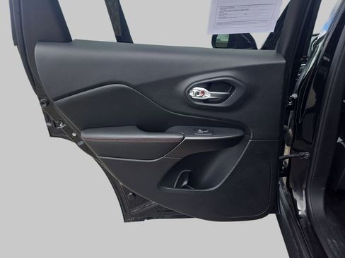 Used 2020 Jeep Cherokee Trailhawk image 18