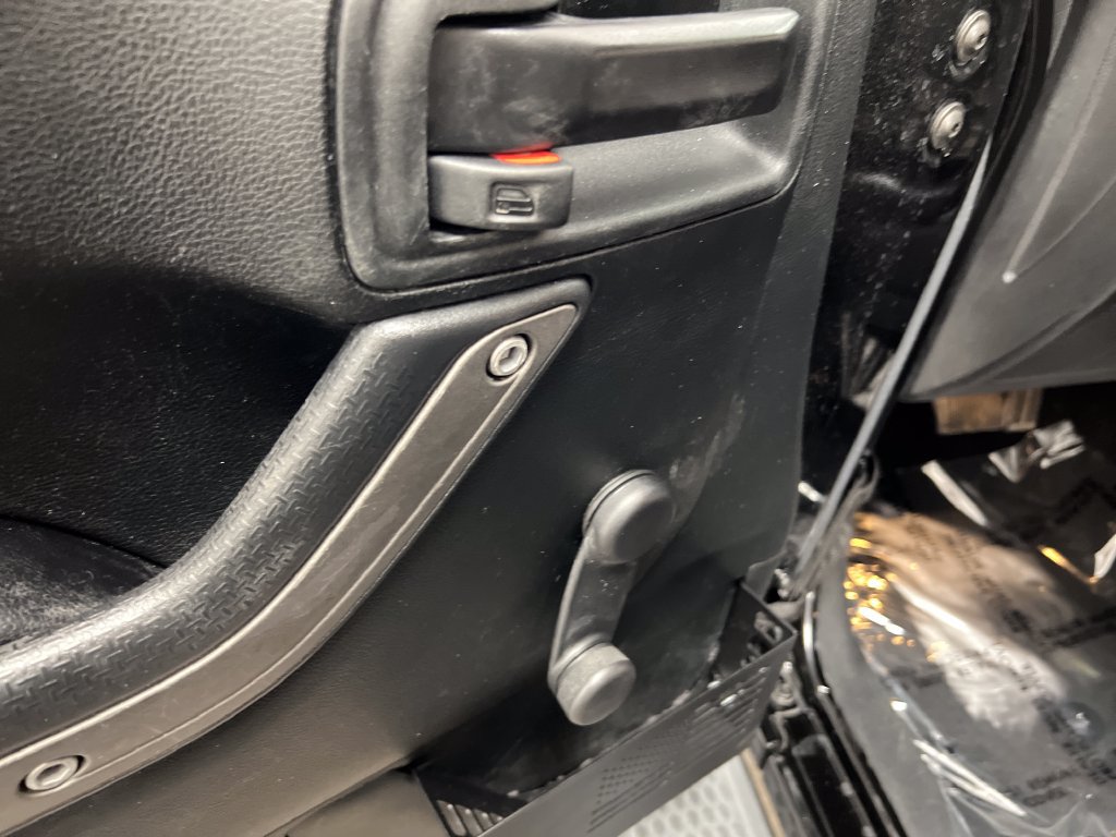 Used 2018 Jeep Wrangler Unlimited Sport w/ Connectivity Group AWD/4WD image 13