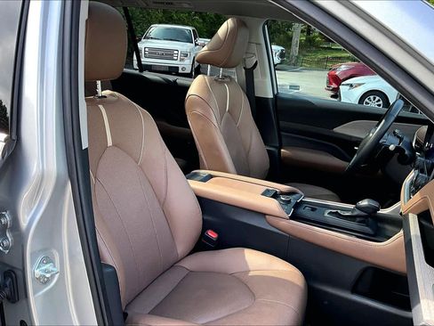 Certified 2024 Toyota Grand Highlander AWD image 9