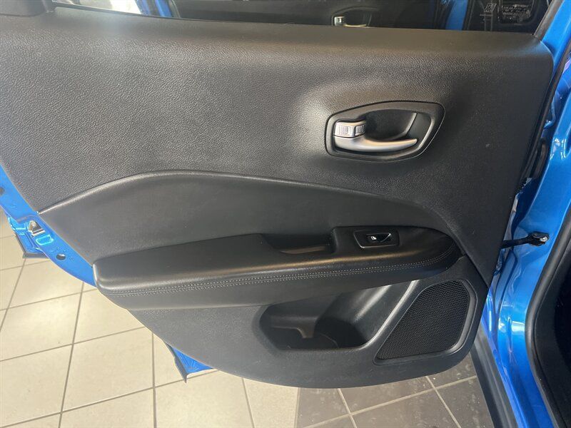 Used 2018 Jeep Compass Latitude w/ Popular Equipment Group AWD/4WD image 19