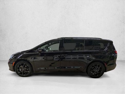 Used 2025 Chrysler Pacifica Limited image 9