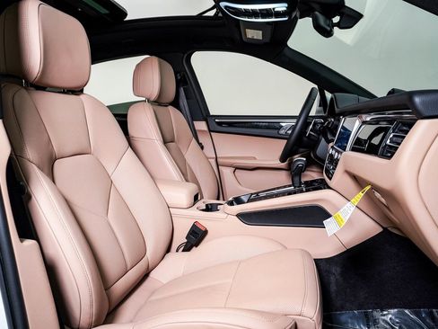 Certified 2025 Porsche Macan image 15