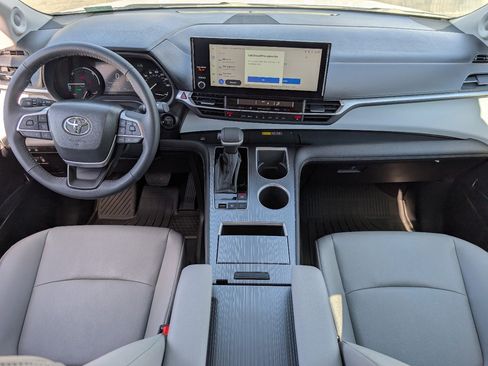 Used 2025 Toyota Sienna XLE w/ XLE Plus Package image 4