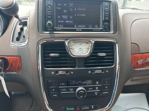 Used 2014 Chrysler Town & Country Touring FWD image 12