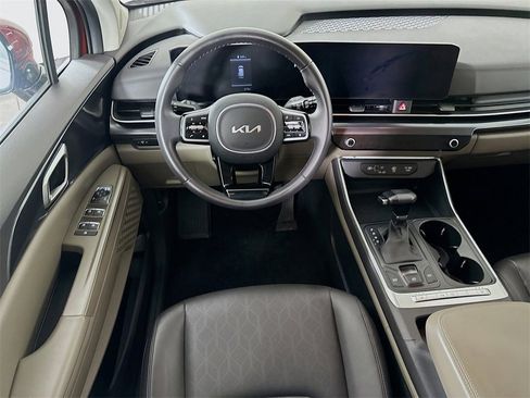 Certified 2025 Kia Carnival image 3