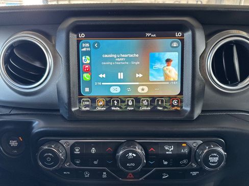 Used 2019 Jeep Wrangler Unlimited Sahara AWD/4WD image 23