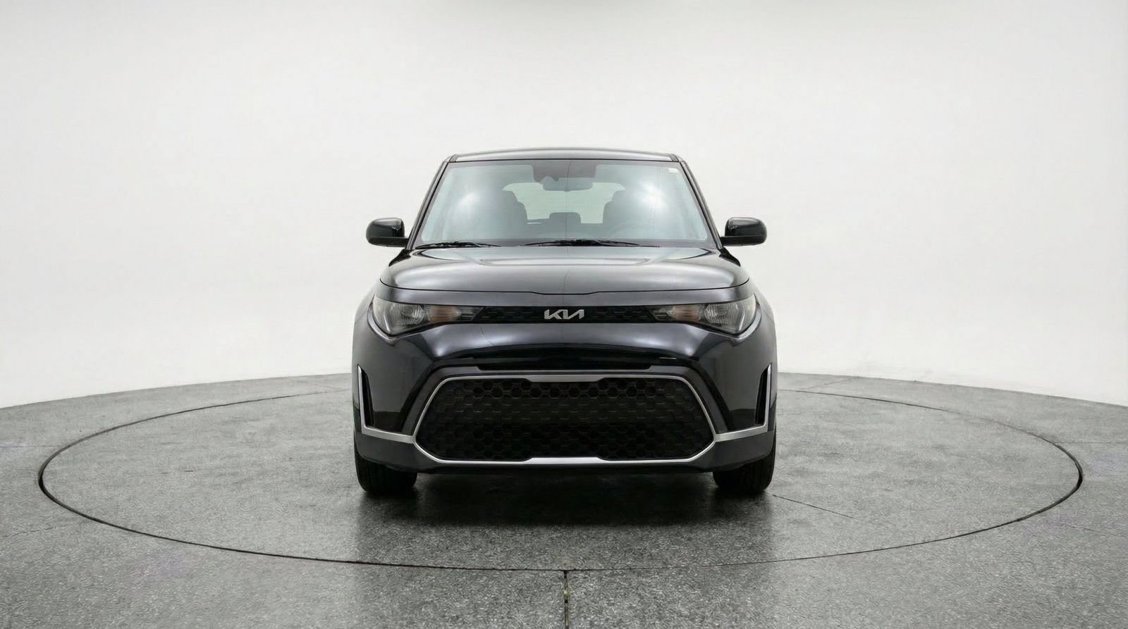 Used 2025 Kia Soul LX w/ LX Technology Package FWD image 2