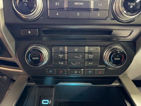 Used 2017 Ford F150 Lariat w/ Equipment Group 502A Luxury AWD/4WD image 39