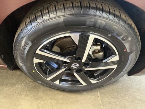 Used 2024 Nissan Sentra SV FWD image 13
