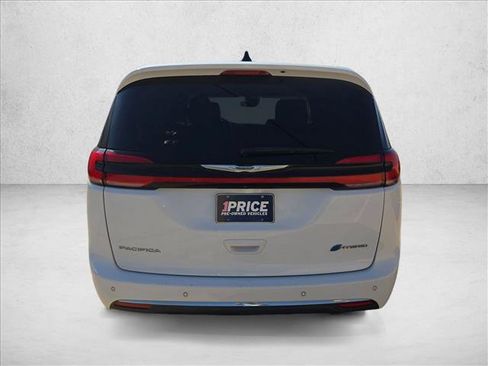 Used 2023 Chrysler Pacifica Touring-L FWD image 7