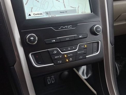 Used 2019 Ford Fusion SE image 17