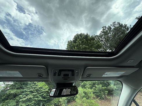 Used 2025 Toyota Sienna XLE FWD image 19