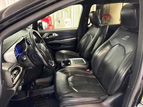 Used 2020 Chrysler Pacifica Touring-L Plus w/ S Appearance Package FWD image 20
