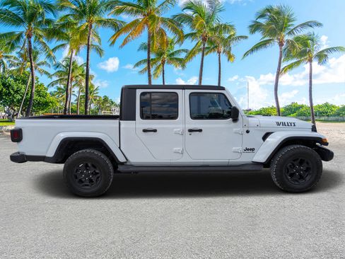 Used 2022 Jeep Gladiator Willys image 2