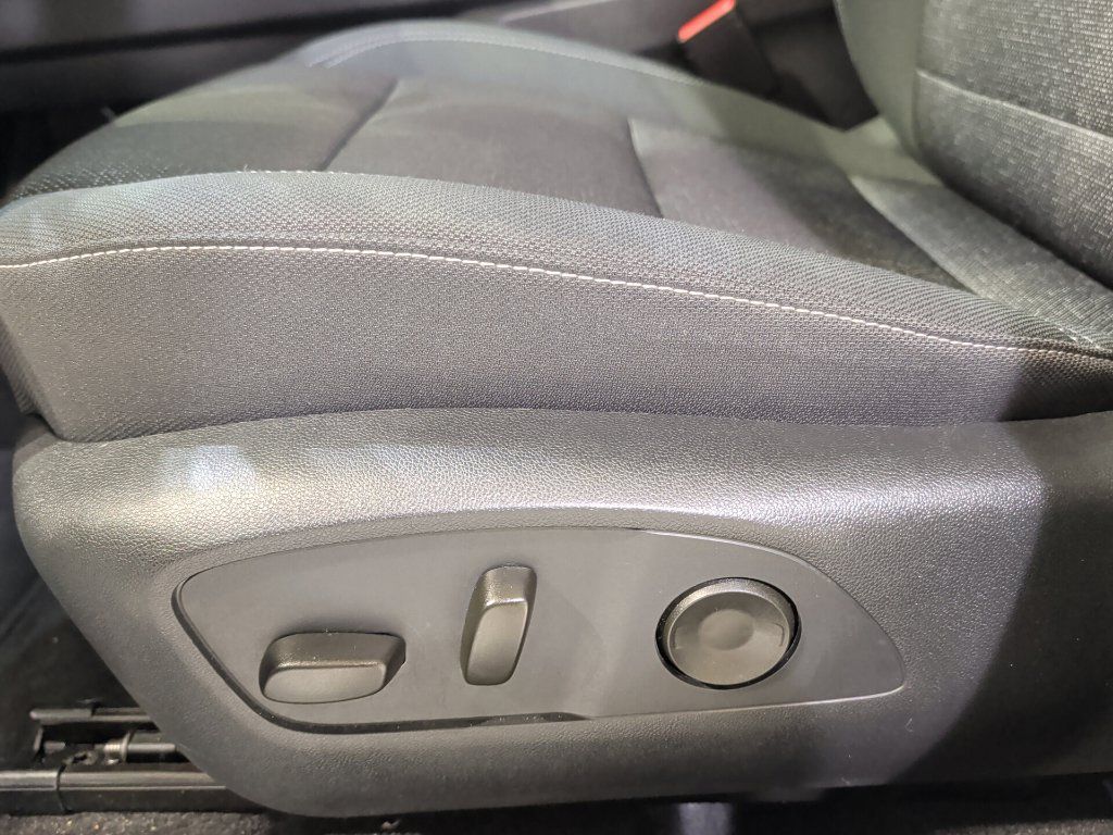 Used 2026 Chevrolet Traverse LT FWD image 16