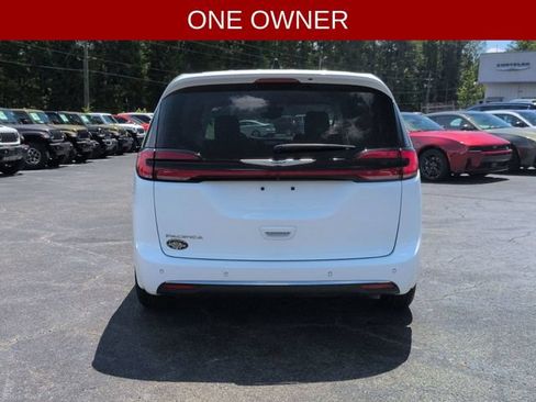 Used 2023 Chrysler Pacifica Touring-L FWD image 4