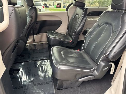 Used 2023 Chrysler Pacifica Limited image 19