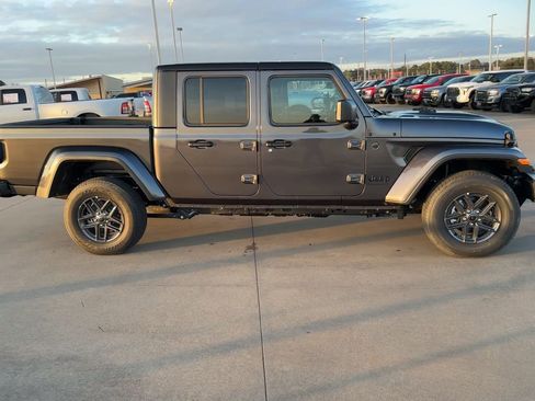 New 2025 Jeep Gladiator Sport image 2