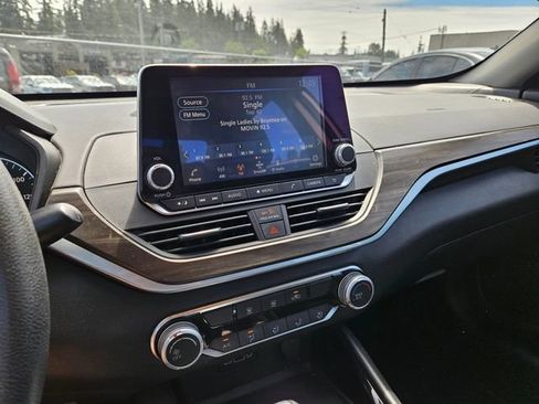 Used 2024 Nissan Altima 2.5 SV FWD image 10
