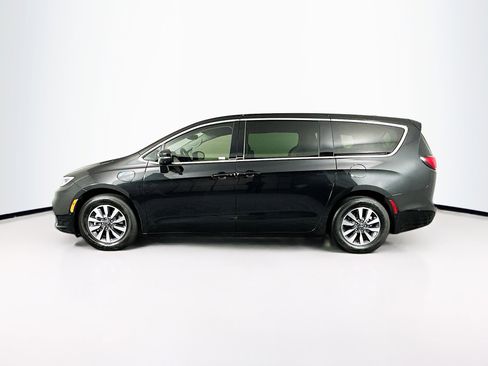 Used 2023 Chrysler Pacifica Touring-L FWD image 4