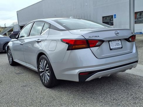 Used 2024 Nissan Altima 2.5 SV FWD image 3