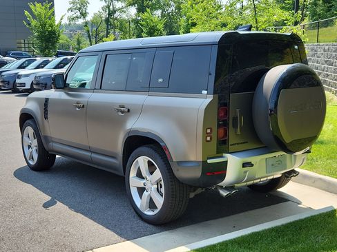 New 2024 Land Rover Defender 110 SE image 12
