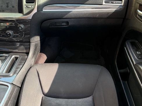 Used 2018 Chrysler 300 Touring w/ Chrome Appearance Package image 13