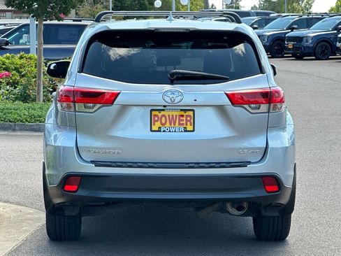 Used 2018 Toyota Highlander Plus AWD/4WD image 5