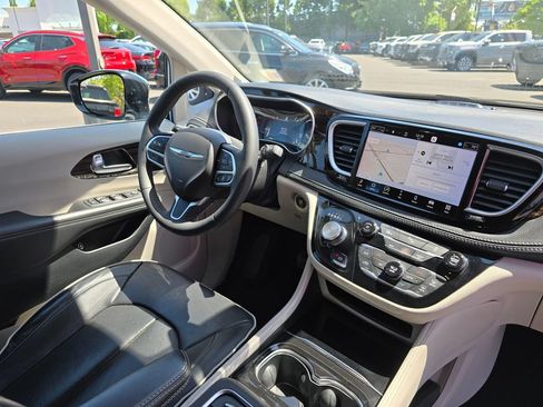 Used 2023 Chrysler Pacifica Limited FWD image 12