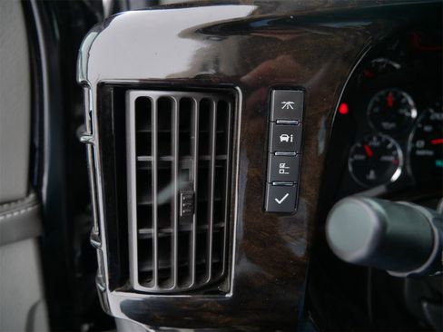 Used 2018 GMC Savana 2500 w/ Enhanced Convenience Package image 43