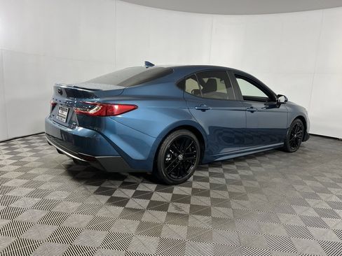 Used 2025 Toyota Camry SE image 5